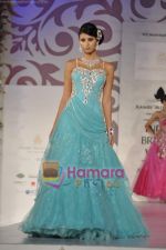 Model walks the ramp for Arjun Anjalee Kapoor for Aamby Valley India Bridal Week on 30th Oct 2010 (31).JPG